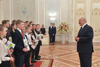 Аляксандр Лукашэнка з юнымі ўдзельнікамі мерапрыемства