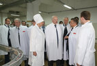 Александр Лукашенко во время посещения кондитерской фабрики "Спартак"