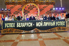 Аляксандр Лукашэнка са студэнтамі, якім была аб'яўлена Падзяка Прэзідэнта
