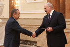 Александр Лукашенко вручает диплом академика первому заместителю председателя Президиума Национальной академии наук Беларуси Сергею Чижику