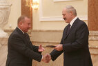 Александр Лукашенко вручает диплом академика заместителю председателя Президиума Национальной академии наук Беларуси Александру Сукало