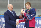 Александр Лукашенко вручает кубок команде "Грифоны"