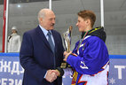 Александр Лукашенко вручает кубок команде "Олимп"