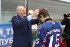 Александр Лукашенко вручает золотые медали команде "Грифоны"