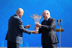 От жителей Бреста Александру Лукашенко вручили памятный подарок - художественную композицию в виде хрустальной вазы с васильками