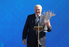 От жителей Бреста Александру Лукашенко вручили памятный подарок - художественную композицию в виде хрустальной вазы с васильками