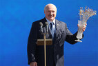 Ад жыхароў Брэста Аляксандру Лукашэнку ўручылі памятны падарунак - мастацкую кампазіцыю ў выглядзе хрустальнай вазы з валошкамі