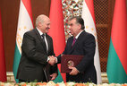 Президент Беларуси Александр Лукашенко и Президент Таджикистана Эмомали Рахмон во время церемонии подписания совместного заявления