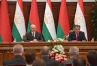 Президент Беларуси Александр Лукашенко и Президент Таджикистана Эмомали Рахмон на встрече с представителями СМИ по итогам переговоров