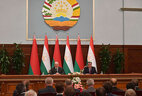 Президент Беларуси Александр Лукашенко и
Президент Таджикистана Эмомали Рахмон на встрече с представителями СМИ по
итогам переговоров