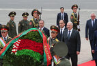 Президент Беларуси Александр Лукашенко возложил венок к памятнику Исмаилу Сомони