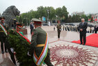 Президент Беларуси Александр Лукашенко во время церемонии возложения венка к памятнику Исмаилу Сомони