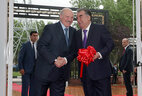 Президент Беларуси Александр Лукашенко и Президент Таджикистана Эмомали Рахмон во время церемонии открытия Национальной выставки Беларуси в Душанбе