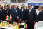 Президент Беларуси Александр Лукашенко и Президент Таджикистана Эмомали Рахмон во время ознакомления с экспозицией Национальной выставки Беларуси в Душанбе
