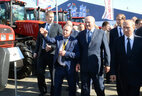 Президент Беларуси Александр Лукашенко и Президент России Владимир Путин посетили совместную белорусско-российскую промышленную выставку на II Форуме регионов в Сочи