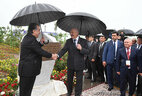 Президент Беларуси Александр Лукашенко и Президент Таджикистана Эмомали Рахмон открыли памятный знак на территории предприятия