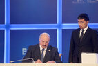 Александр Лукашенко во время подписания договора