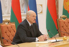 Президент Беларуси Александр Лукашенко во время встречи с Президентом России Владимиром Путиным в расширенном составе