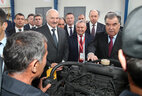 Президент Беларуси Александр Лукашенко и Президент Таджикистана Эмомали Рахмон во время посещения производства