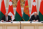 Президент Беларуси Александр Лукашенко и Президент Грузии Георгий Маргвелашвили во время подписания совместного заявления