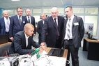 Президент Беларуси Александр Лукашенко во время посещения колледжа
