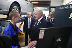Президент Беларуси Александр Лукашенко во время посещения колледжа