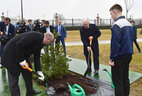 Президент Грузии Георгий Маргвелашвили посадил дерево на Аллее почетных гостей у Дворца Независимости. В церемонии принял участие Президент Беларуси Александр Лукашенко