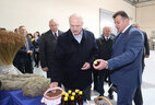 Аляксандр Лукашэнка ў час наведвання ААТ "Карэлічы-Лён"