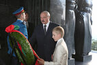 Аляксандр Лукашэнка наведаў мемарыяльны комплекс "Авала", дзе ўсклаў вянок да помніка Невядомаму герою
