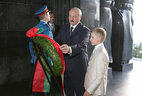 Аляксандр Лукашэнка наведаў мемарыяльны комплекс "Авала", дзе ўсклаў вянок да помніка Невядомаму герою