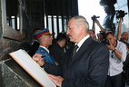 Александр Лукашенко сделал запись в книге Почетных гостей Мавзолея Неизвестного героя на горе Авала