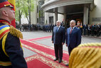 Церемония официальной встречи Главы белорусского государства на площади перед Государственной резиденцией Президента Молдовы