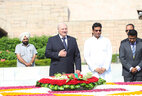 Президент Беларуси Александр Лукашенко в Нью-Дели посетил мемориал "Радж Гхат", где возложил венок к монументу Махатмы Ганди