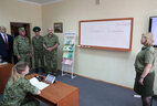 Александр Лукашенко во время посещения Центра подготовки специалистов пограничного контроля