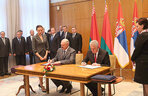 Александр Лукашенко и Томислав Николич во время подписания документов по итогам встречи