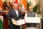 Президент Беларуси Александр Лукашенко и Премьер-министр Индии Нарендра Моди во время церемонии обмена подписанными двусторонними документами