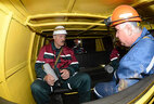 Александр Лукашенко в ходе посещения ОАО "Беларуськалий" спустился в шахту, где ознакомился с технологией селективной выемки