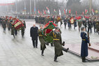Президент Беларуси Александр Лукашенко в День защитников Отечества и Вооруженных Сил возложил венок к монументу Победы в Минске