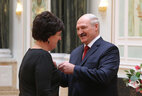 Александр Лукашенко вручает медаль Франциска Скорины Людмиле Панасюк