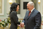 Александр Лукашенко вручает орден Матери Ольге Котовой