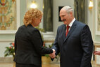 Александр Лукашенко вручает орден Матери Светлане Кренть