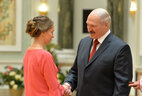 Александр Лукашенко вручает орден Матери Татьяне Приходько