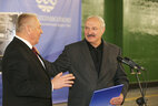 Президент Беларуси Александр Лукашенко и генеральный директор предприятия Петр Рудник