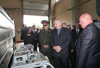 Аляксандр Лукашэнка ў час наведвання ААТ "2566 завод па рамонце радыёэлектроннага ўзбраення"