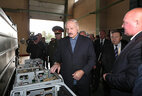 Аляксандр Лукашэнка ў час наведвання ААТ "2566 завод па рамонце радыёэлектроннага ўзбраення"