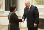 Александр Лукашенко вручает орден Матери Ирине Жерносек