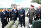 Александр Лукашенко во время посещения ОАО "140 ремонтный завод"