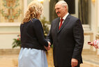 Александр Лукашенко вручает орден Матери Людмиле Серболиной