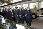Александр Лукашенко во время посещения ОАО "140 ремонтный завод"