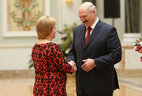Александр Лукашенко вручает орден Матери Ольге Середич